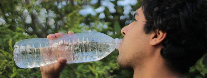 Homem-tomando-agua-calor-768x512